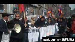 Участники акции протеста возле здания СНБ, Ереван, 11 марта 2011 г.
