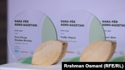 Çmimet e fituara nga gazetarët e REL-it në Prishtinë.