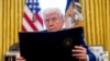 Трамп подписал указ о запрете на въезд в США гражданам 12 стран