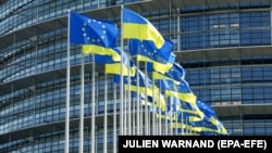 EU and Ukrainian flags outside the European Parliament building in Strasbourg.(file photo)