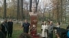 Саха Республикасынын Эл Түмөнүнүн төрагасы А.Н.Жирков М.К.Аммосовдун айкелине гүл койду. Бишкек, 13.11.2014.