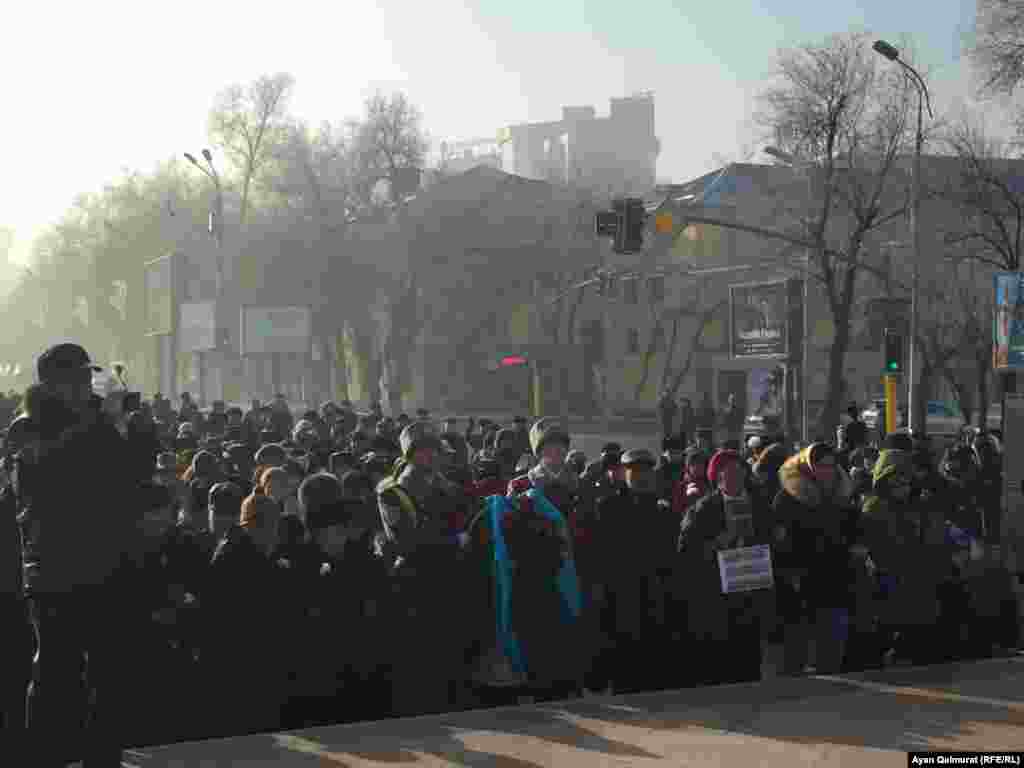 В Алматы в этом году почтить память жертв Декабрьских событий 1986-го года собралось больше граждан, чем в предыдущие несколько лет. Как правило, набиравшая по несколько десятков человек официальная церемония сегодня набрала более сотни участников. Алматы, 17 декабря 2017 года. 
