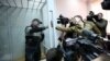 Народний депутат Надія Савченко (праворуч) спілкується з Володимиром Рубаном, керівником організації «Офіцерський корпус», під час судове засідання з обрання йому запобіжного заходу. Київ, 9 березня 2018 року