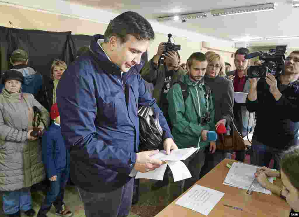 Голова Одеської ОДА Міхеїл Саакашвілі під час голосування в Одесі. 25 жовтня 2015 року 