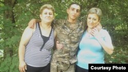 В центре - 19-летний рядовой срочной службы Тигран Амбарцумян, тело которого было обнаружено в лесу 29 июня 2011 г.