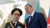 Азербайджан в прошлом году увеличил расходы на свою национальную оборону на 87%. На фото: Ильхам Алиев (справа) с министром обороны Сафаром Абиевым на военном параде в Баку