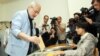 Представитель АРФД Ваан Ованнисян головует на избирательном участке, Ереван, 6 мая 2012 г.
