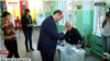 Էդմոն Մարուքյանը քվեարկում է Վանաձորում