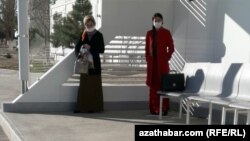 Студенты на автобусной остановке во время пандемии. Ашхабад,декабрь 2021 г. 