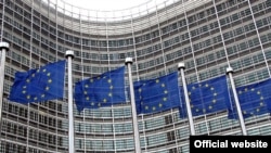 В Брюссель, столицу ЕС ежедневно приезжают армии работников из Фландрии и Валлонии, из соседних Франции и Нидерландов, поляки, румыны, греки и грузины. Но все они предпочитают жить в окрестностях города
