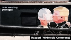 Республикачилар номзодининг Путин ва унинг олигархларига яқинлиги ҳақидаги гумонлар ортидан литвалик рассом Вильнюс марказидаги ресторан деворига чизган карикатура.