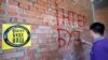 Учасник акції протесту біля будинку народного депутата від «Опозиційного блоку», одного із власників телеканалу «Інтер» Сергія Льовочкіна. Конча-Заспа, Київська область, 10 травня 2018 року 