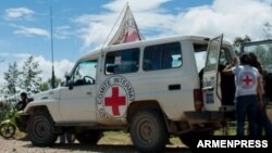 Армянская и азербайджанская стороны при посредничестве Международного комитета Красного Креста передают тела погибших военнослужащих, 10 апреля 2016 г.
