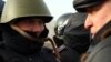 Лидер оппозиционной незарегистрированной партии "Алга" Владимир Козлов говорит с полицейским на площади Актау. 21 декабря 2011 года. 