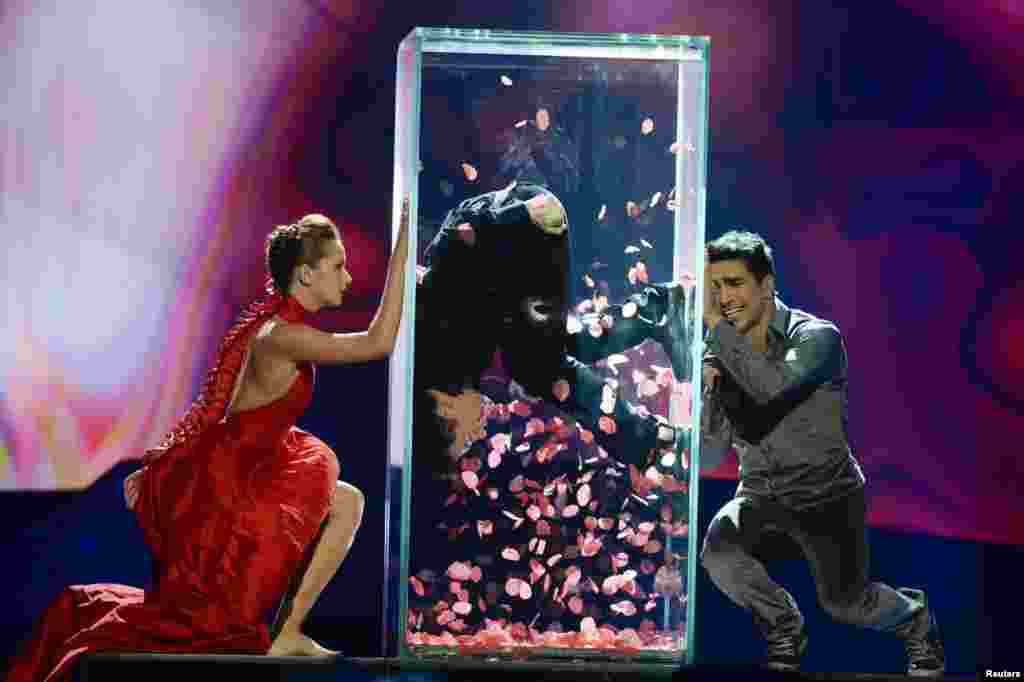 2013 жылы Eurovision (Мальмо, Швеция) финалына әзербайжандық әнші Фарид Мамедов (оң жақта) шықты. Швеция оны "дауыстарды сатып алды" деп айыптады. Бұл даудан кейін ұйымдастырушылар іріктеу жүйесін жетілдіру үшін байқауға қазылар алқасын енгізді. 