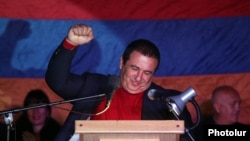 Гагик Царукян выступает в ходе митинга на площади Свободы, Ереван, 10 октября 2014 г.