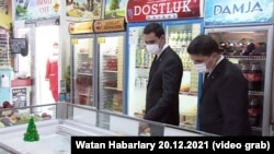 Serdar Berdymuhamedow azyk dükanyndaky assortimenti gözden geçirýär. 2021-nji ýylyň 20-nji dekabry (Türkmenistanyň döwlet telewideniýesiniň habaryndan alnan surat)