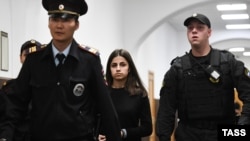 Адну зь сёстраў Хачатур'ян вядуць у суд, архіўнае фота