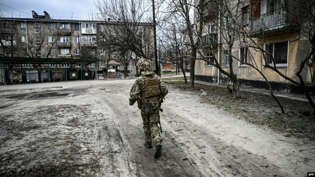 Vojnik ukrajinske vojske šeta gradom Šastija, u blizini grada Luganska na istoku Ukrajine, 22. februara 2022, dan nakon što je Rusija priznala separatističke republike istočne Ukrajine i naredila ruskoj vojsci da tamo pošalje trupe 