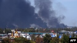 Дим навколо аеропорту Донецька після обстрілу бойовиками угруповання «ДНР», 14 вересня 2014 року