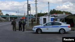 Russiýanyň polisiýasy Belgorodyň barlag-gözegçilik nokadynda dur.