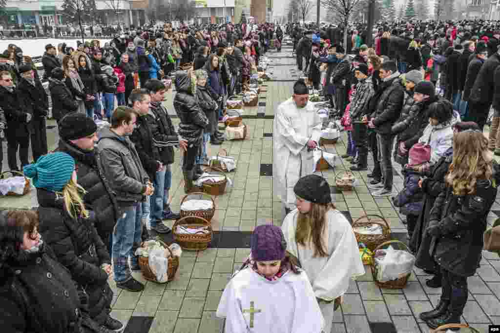 На фото – вірменський католицький священик благословляє кошики з їжею на головній площі міста Меркурій-Чук