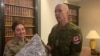 Командувач Сухопутних військ Збройних сил Канади генерал-лейтенант Уейн Ейр спілкується із українськими військовими.15 січня 2020 року