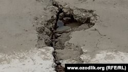 Kattaqo‘rg‘on suv ombori tevaragida joylashgan mahalla vakillari Ozodlikka yuborgan suratlarda inshootning ayrim uchastkalaridagi beton plitalari o‘pirilib ketganini ko‘rish mumkin. 7 may, 2020 yil.