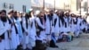 د افغان حکومت له زندانه د خوشې شویو طالب بندیانو یوه ډله