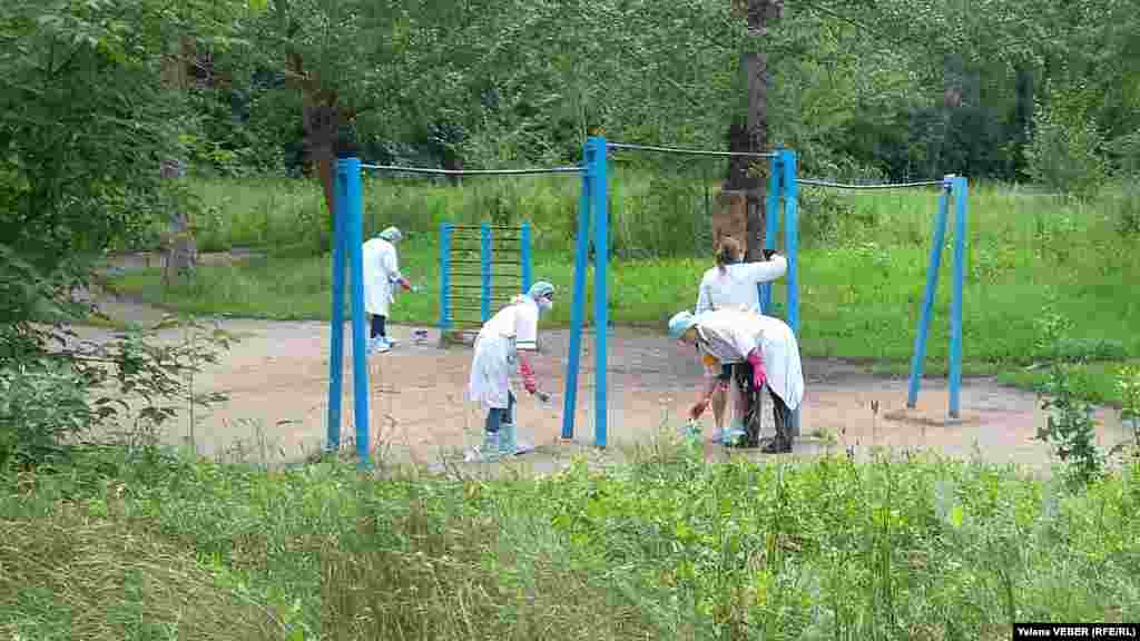 Сотрудники молочной фабрики "Натиже" красят спортивную площадку на территории малого озера в центральном парке Караганды. Прохожие приняли одетых в медицинскую форму женщин за работников медицинского учреждения и сначала недоумевали, что они тут делают. Но, узнав истинную цель, некоторые жители тоже захотели помочь в очистке озера. 