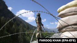 An Indian paramilitary soldier stands guard at a check post along a highway leading to Ladakh, at Gagangeer, some 81 kilometers from Srinagar, the summer capital of Indian Kashmir. (file photo)