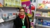 Марина Гримич на тлі постера своєї нової книги на ярмарку в Абу-Дабі