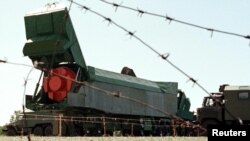 Ракета-носій у транспортному контейнері після вилучення із бункера на військовій базі біля міста Первомайськ, 13 серпня 1998 року. Україна тоді здійснювала другий етап ядерного роззброєння, що було обумовлено Будапештським меморандумом, підписаним у 1994 році. Згідно із цим Меморандумом США, Росія і Велика Британія зобов'язалися поважати незалежність, суверенітет та існуючі кордони України