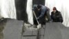 Повреждена правая нога и пьедестал памятника Ленину в Донецке. 27 января 2016