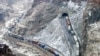 Ýük maşynlary Pakistanda öndürilen harytlary Kabul-Jalalabad ýoly arkaly Owganystana daşaýarlar, 12-nji fewral, 2007-nji ýyl.