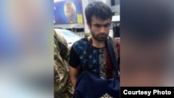 Саҳнаи боздошти Аҳмадов дар фурудгоҳи "Домодедово"-и шаҳри Маскав