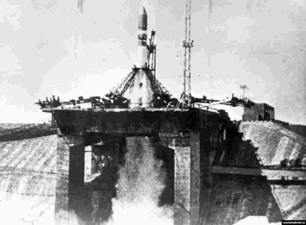 Запуск ракеты с Байконура в 1960 году. Место для космодрома было выбрано не случайно. Эта незаселенная, дикая часть степей Казахской ССР находилась ближе всего к экватору. Отсутствие людей и география оказались решающими факторами. 
