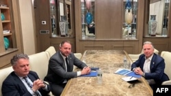 Шефот на Кабинетот на претседателот на Украина, Андриј Јермак (2л), придружуван од првиот заменик-министер за надворешни работи на Украина, Сергеј Кислица (лево), на средба со специјалниот пратеник на Белата куќа, Стив Виткоф