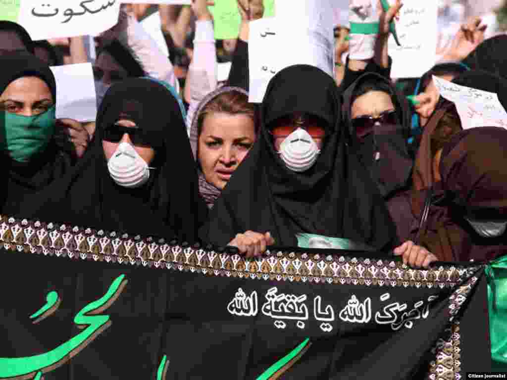 Femei demonstrînd în tăcere la Teheran în piața Haft-e Tir.