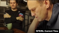 Investigative journalist Christo Grozev (left) is pictured with Aleksei Navalny in 2021.