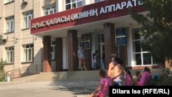 Әкімдікке келген Арыс тұрғындары. 1 тамыз, 2019 жыл.