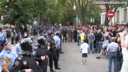 Anti-Putin Song Sung Outside Russian Consulate In Kharkiv