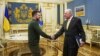 Ukrainian President Volodymyr Zelenskyy (L) and U.S. envoy for Ukraine and Russia Keith Kellogg (R). 