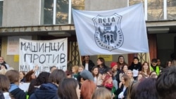 U Petoj beogradskoj gimnaziji sedam profesora nije dobilo produženje ugovora o radu. Na slici: protest ispred te škole, 8. april 2025.