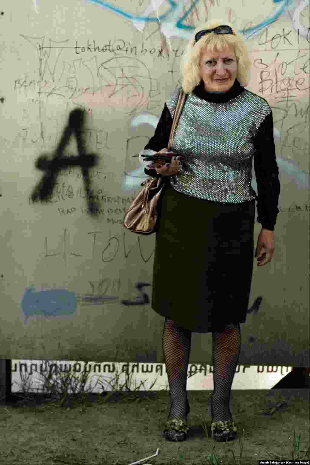 Женщина на улицах Еревана.