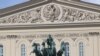 Frontispiciul Bolshoi Teatr cu statuia lui Peter Clodt 