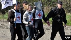 Армянская сторона передает азербайджанского пленного властям Азербайджана (архивная фотография)