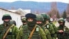 Військовослужбовці Росії під час захоплення Криму у березні 2014 року. Володимир Путін спочатку відмовився від них, а потім визнав їхню присутність. Звідти термін «іхтамнєт»