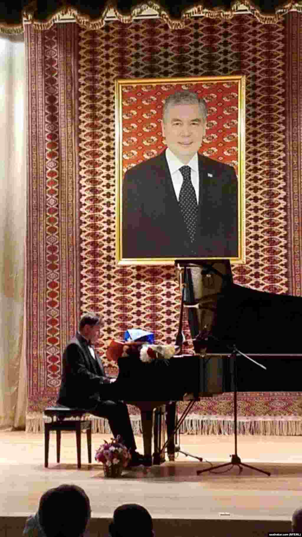 Wladimir Mkrtumow saz çalýar. 