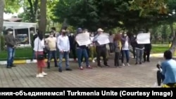 Daşary ýurtlarda ýaşaýan türkmenistanlylaryň gurnaýan mitinglerinde türkmen hökümetine garşy nägilelik beýan edilýär. 